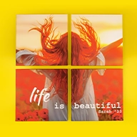 Vier quadratische Leinwände ergeben ein beeindruckendes Gesamtbild mit einer jungen Frau im Mohnfeld und dem Schriftzug „life is beautiful“. Moderne Wandgestaltung.
