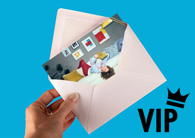 Eine Hand hält einen Briefumschlag, gefüllt mit einem kunterbunten Bild und dem Hinweis zum VIP Newsletterzugang